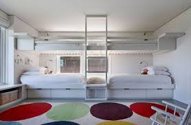 Ein kinderzimmer ist ein kleines königreich, das kleine prinzen und prinzessinnen von einem hochbett aus wie von einem thron regieren. Kinderzimmer Mit Hochbett Coole Platzsparende Wohnideen