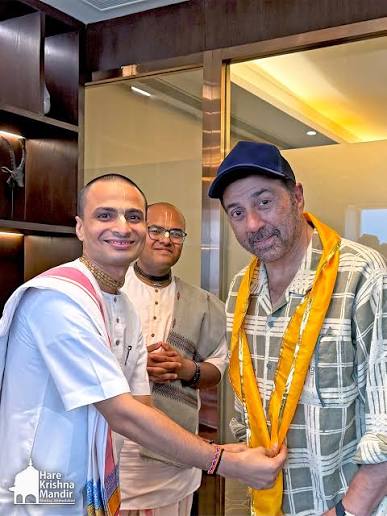 Renowned actor & former MP Sunny Deol Sunny Deol received the divine  prasadam of Sri Sri Radha Madhav Hare Krishna Mandir Bhadaj during his  Ahmedabad visit. . . #sunnydeol #harekrishna #batwara1947