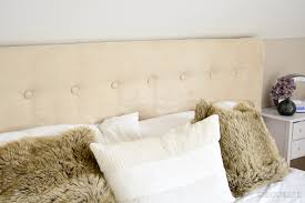 Den mittelpunkt bildet selbstverständlich ihr bett, das entweder deckend weiß oder mit sichtbarer. Aufgemobelt Diy Ein Kopfteil Furs Bett Decorize
