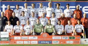 Einer der beiden soll mit einem bekannten einen niedrigen betrag gegen seine mannschaft gesetzt, der andere informationen über die form des teams weitergegeben haben. Rot Weiss Essen Kader 2 Bundesliga 2004 05 Kicker