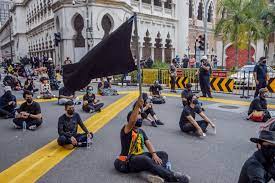 The mechanics took over the road from allen to the state secretariat, a nearly five kilometres distance, grounding vehicular movement. 8xivzd Kdfnvrm