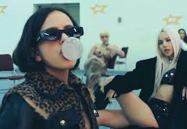 La estética dosmilera llega al pop