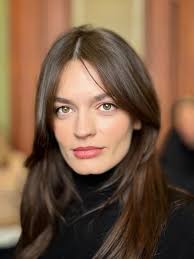 When I first was sent the script ELLA MCCAY, the new @disneystudios comedy  by the legend James L. Brooks, my first question was who's playing the  title character? It takes an actress