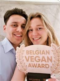 Sarah (24) en Anton (25) verkozen tot beste Belgische vegan cateraar:  “Gasten reageren vol ongeloof op onze stoofvlees en vol-au-vent”