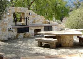 Browse rustic outdoor decorating ideas and remodel inspiration, including unique landscapes, pools, porches, and patios to create your own mountain style outdoor living space. Diy Outdoor Kuchen Fur Einen Lustigen Und Anderen Sommer Rustic Outdoor Kitchens Outdoor Patio Table Outdoor Kitchen Design