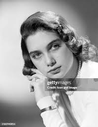 221 Suzanne Ring Photos & High Res Pictures