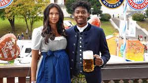 Beim oktoberfest 2013 sind der österreichische nationalspieler und die hübsche brünette mit den russischen wurzeln erstmals als paar aufgetreten. Sohn Ist Da Baby Gluck Ofb Star Alaba Ist Zum Ersten Mal Papa Krone At