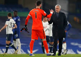 Lukaku, who was cautioned for the challenge, had to put ice on his knee. Lloris Mourinho Jaminan Tottenham Juara Liga Primer