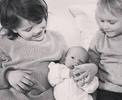 De zweedse prins carl philip (42) en zijn vrouw prinses sofia (36) hebben voor het eerst sinds de geboorte van hun zoon julian een familiefoto gedeeld. Doopdienst Zweedse Prinsje Julian Wordt Op Tv Uitgezonden