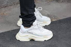 After taking the streetwear scene by storm with aerodynamic sneakers , they reinvent the formal aesthetic with sophisticated boots and sleek derby shoes. Shoes Balenciaga Mens Balenciaga On Sale Entrega Gratis