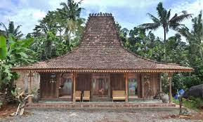 Terlihat dari namanya, rumah ini merupakan rumah adat tradisional masyarakat jawa, khususnya di daerah istimewa yogyakarta, jawa tengah, dan jawa timur. Rumah Adat Jawa Tengah Nama Gambar Dan Penjelasannya