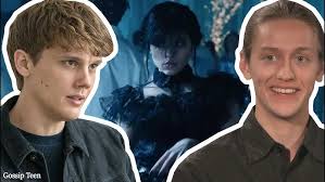 La Reacción De Hunter Doohan Y Percy Hynes Al Gótico Baile De Jenna Ortega  En Merlina