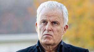 De vries, known for his investigative work exposing the criminal underworld, is fighting for his life after being shot in the netherlands' capital. Ywz Aafjp7 T M