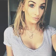 Annie Lavender (@annielavv)