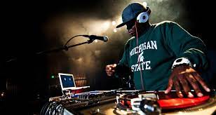 Stereotypically, dance music djs favor beatmatching, hip hop djs cutting, and radio djs fading. How To Mix Using Just Your Headphones Digital Dj Tips