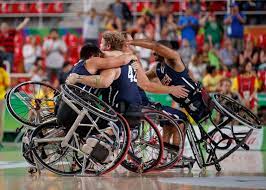 Les jeux paralympiques réunissent des athlètes en situation de handicap de tous les pays pour des épreuves handisports.y participent des athlètes handicapés physiques ou visuels (amputés, aveugles, infirmes, cérébraux ou en fauteuil roulant, ou tout autre handicap physique) ainsi que les athlètes handicapés mentaux. Paris 2024