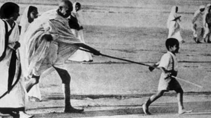 Fact Check: Popular story about this historic pic of Gandhi is far from truth - India Today