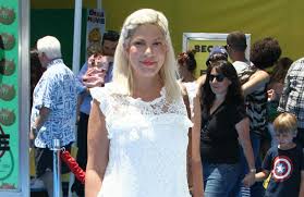 Tori spelling is ready to get back to her roots. Tori Spelling Halt Sich Fur Den Boss Am Beverly Hills 90210 Set