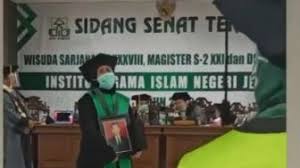 Beli ijazah asli dan ikut wisuda 2020. Bikin Mewek Video Istri Jadi Pengganti Wisuda Suami Yang Sudah Meninggal