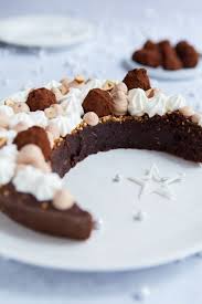 Gateau Au Chocolat Et Praline Noisette En Forme De Lune Recette Gateau Facile Et Original Gateau Chocolat Gateau Chocolat Noisette
