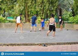 Lavarse en la calle los niños se divierten al aire libre. Los Chicos Juegan Deportes En El Parque Ninos Jugando Futbol En La Calle Imagen Editorial Imagen De Muchacho Activo 171567935