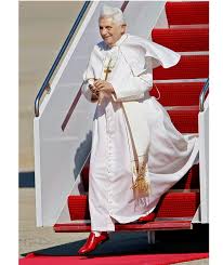 Das tat mir weh, weil die roten schuhe von dem, der sie verteidigen sollte, öffentlich lächerlich gemacht wurden. Das Wirken Des Papstes Papst Katholische Kirche Vatikan