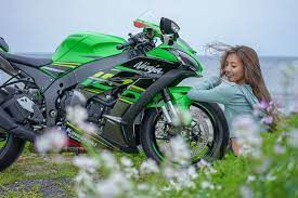 image may contain 1 person motorcycle and outdoor ガールズバイカー バイク 女子 女性ライダー