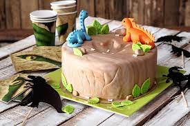 Für den dino kuchen braucht es zunächst einen beliebigen kuchen in kastenform, der als körper des dinos dient. Rezept Fur Dino Geburtstagskuchen Tambini
