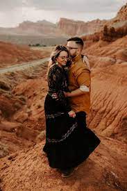 Click To Browse The Blog Of This Capitol Reef Utah Engagement Session For Inspiration Engagement Session Outfits Engaged Couples Photography Engagement Session
