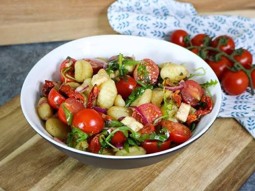 Mediterraner Gnocchi-Salat
