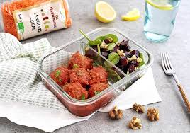 Boulettes Vegetariennes De Lentilles Salade De Pousses D Epinards Et Betterave La Vie Claire Recette En 2020 Boulette Vegetarienne Boulette Alimentation