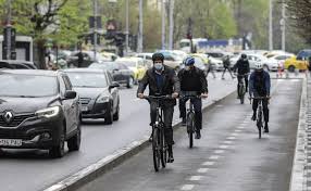 Te miști mult mai ușor în trafic cu un alai de ofițeri din garda de protecție, președintele a plecat cu bicicleta de la vila lac, pe una dintre puținele piste amenajate în capitală, în zona centrală. PreÈ™edintele Klaus Iohannis S A Deplasat Cu Bicicleta La Serviciu De La Statuia Aviatorilor Din BucureÈ™ti È™i PanÄƒ La Palatul Cotroceni Biziday