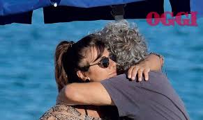 Esistono molti sospetti sulla libertà di movimento di grillo, il fatto che sia controllato, che sia un. Beppe Grillo Con La Moglie Parvin Tadjk Relax A 5 Stelle In Sardegna Foto Esclusive Gossip