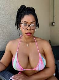 OnlyFans model ariavblak - pornpic.com