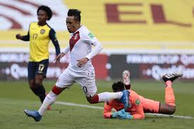 Dos asistentes y entrega durante el tiempo que estuvo en la cancha. Peru Defeats Ecuador 2 1 In Quito Noticias Agencia Peruana De Noticias Andina