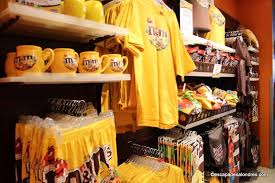 Um prédio fartamente iluminado por luzes coloridas entre piccadilly circus e leicester square. M M S World London Le Monde Du Celebre Bonbon Enrobe De Chocolat