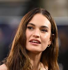 Lily James sine tenner (gamle/ny): Før og etter