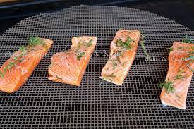 La photo filet de saumon sur une planche à découper en bois. peut être utilisée à des fins personnelles et commerciales selon les conditions de la licence libre de droits achetée. Saumon A La Plancha Atelier De Brigitte Cuisine Recettes Partages