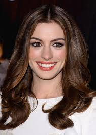Il castano moka è tra le scelte più cool per le more. Coolspotting Anne Hathaway