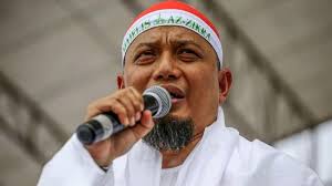 Sebab, segera setelah bom meledak, ada yang berupaya mengaitkannya dengan islam. Jenazah Arifin Ilham Dipulangkan Dari Malaysia Hari Ini