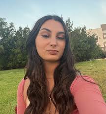 Carly Kahn's Instagram, Twitter & Facebook