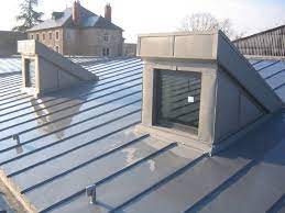 couverture en tuiles plates ardoise en zinc et cuivre a joint debout jura metal roof architecture standing seam