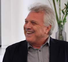 O jornalista, conhecido não só por sua trajetória como repórter, correspondente internacional e apresentador do. Pedro Bial Wikipedia