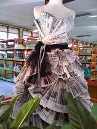 Baju kostum daur ulang dari bahan bekas kardus dan plastik. Image De Eau Desain Baju Dari Koran