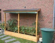 Bevor sie mit der planung und dem bau ihres neuen gewächshauses beginnen, sollten sie sich das abgesenkte gewächshaus hat ein bodenbündiges fundament und wird dementsprechend ebenerdig bepflanzt (ideal für tomaten, gurken und paprika 29 Tomatenhaus Selber Bauen Ideen Tomatenhaus Selber Bauen Tomaten Haus Tomatenhaus