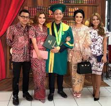 Dengan ini kami bermaksud mengundang bapakibusaudarai untuk menghadiri acara syukuran yang insya allah akan kami laksanakan pada. Intip 11 Foto Wisuda Anak Anak Selebriti Nomer 4 Sampai Menguras Air Mata