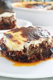 La Recette De La Moussaka Grecque Facile Un Delicieux Gratin Complet Avec Des Aubergines Sauce Tomate A La Viande Hachee Et Sauce Blanc Food Moussaka Recipes