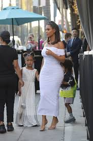 And kim kardashian attempted to get her followers a bit more enticed by the new skims pieces by kim kardashian launched her skims clothing line last year, which specialises in lounge and on new year's eve, the wife of kanye west previewed the collection by highlighting her 24in waistline in. Kim Kardashian Esta Embarazada 2019 Kim Kardashian Phenomenal Star