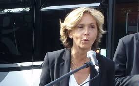 La conductrice en garde à vue. Valerie Pecresse Lance Un Revenu Jeunes Actifs En Ile De France Et Une Aide Au Permis De Conduire Actu Essonne