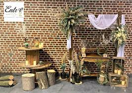 Un cadre polaroïd ai mis en place avec lumière et appareil photo. Deco Photobooth Mariage Nature Champetre